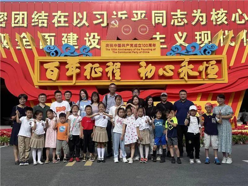 太空我们来了我们乘着知识的翅膀是什么歌曲？